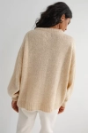 beżowy sweter damski oversize z balonowymi rękawami.webp