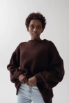 brązowy sweter damski z bufiastymi rękawami.webp