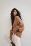 camelowy damski sweter z balonowymi rękawami oversize.webp