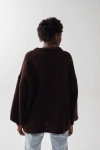 czekoladowy sweter damski oversize z szerokimi rękawami.webp