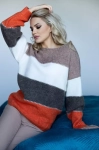 miękki sweter w pasy z dekoltem w łódkę.webp