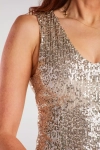 cekinowa bezowa sukienka mini z dekoltem w serek na imprezę.webp