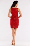 cekinowa czerwona sukienka z dekoltem w szpic na ramiączkach na sylwestra.webp