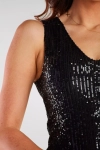 czarna cekinowa sukienka o ołówkowym kroju na andrzejki.webp