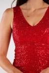 czerwona cekinowa sukienka o ołówkowym kroju na andrzejki.webp
