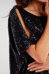 czarna sukienka mini oversize w cekiny z odkrytymi plecami na imprezę.webp