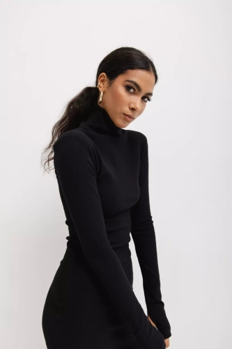 obcisła czarna sukienka z golfem na jesień.webp