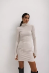 dopasowana beżowa sukienka z prążkowanej dzianiny.webp