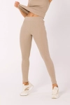 legginsy damskie jasne z prążkowanego materiału.webp