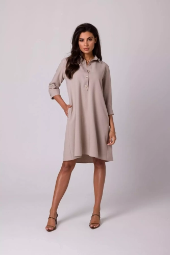 trapezowa sukienka z kołnierzykiem.webp