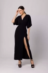 długa sukienka z luźnymi rękawami i eleganckim dekoltem.webp