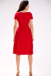 elegancka sukienka do kolan z zabudowanym dekoltem.webp