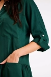 ciemnozielona sukienka z wiskozy na lato koszulowa.webp