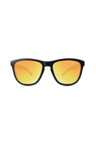 Czarne okulary z neonową soczewką.webp