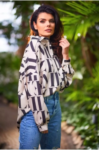 długa koszula z dłuższym tyłem z dużymi napisami.webp