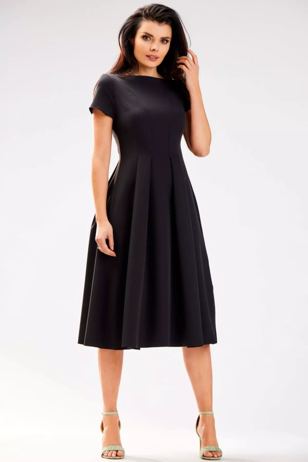 Czarna sukienka na pogrzeb z rozkloszowanym dołem