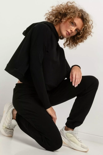 czarny zestaw damski dresy i bluzą.webp