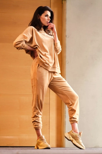 beżowy dres damsk z weluru.webp