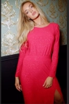 czerwona sukienka maxi z brokatowej tkaniny.webp