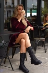elegancka sukienka z mini falbanką na dole.webp