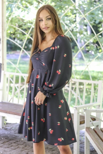 uroczy model sukienki z delikatnym motywem czereśni.webp