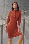 elegancka sukienka do pracy na jesień.webp