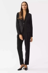 biznesowy garnitur damski w czarnym kolorze elegancki.webp