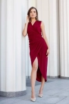 efektowna sukienka o kroju midi z marszczeniem w talii.webp