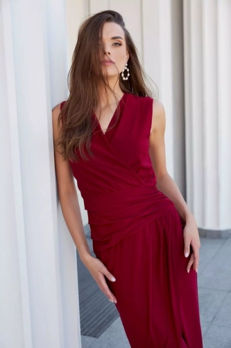 uniwersalna sukienka midi o prostym kroju i dekolcie w kształcie litery V.webp