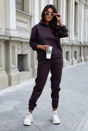 beżowy zestaw dresowy damsk.webp