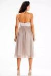 wizytowa sukienka midi z błyszczącym dołem w kolorze beżowym.webp