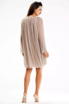 luźna sukienka na długi rękaw z połyskującego materiału w kolorze beżowym.webp