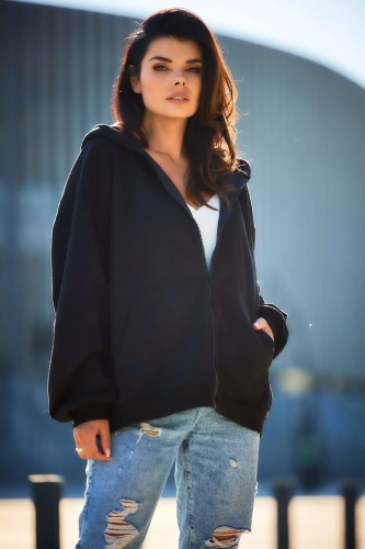 czarna bluza oversize z kapturem.webp