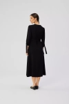 elegancka sukienka midi w klasycznym stylu.webp