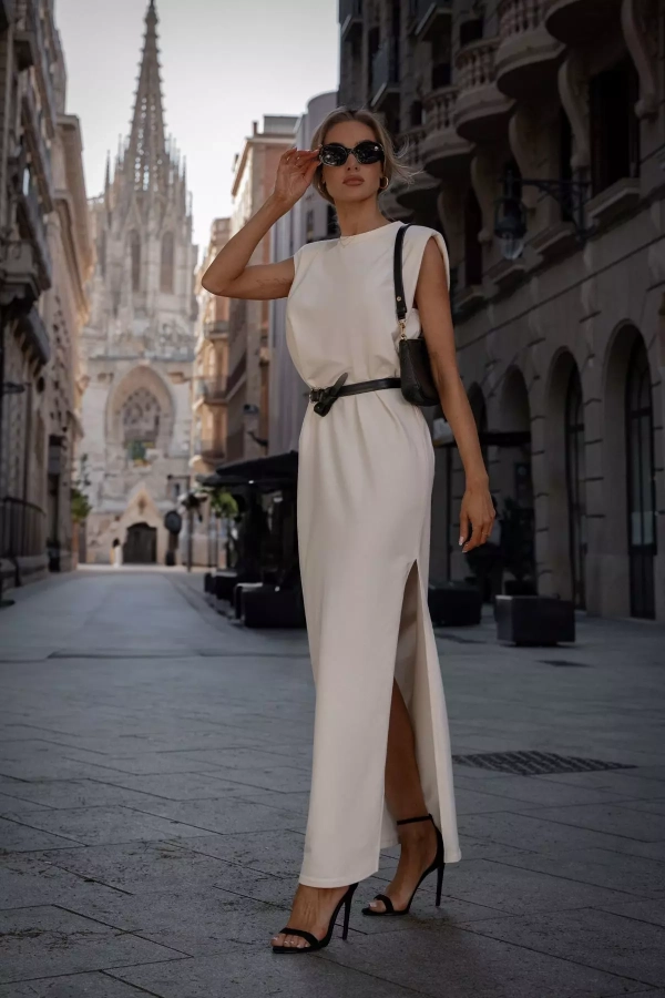 Letnia sukienka maxi z wysokim rozcięciem na nodze