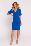 niebieska sukienka o dopasowanym kroju i dekolcie V.webp