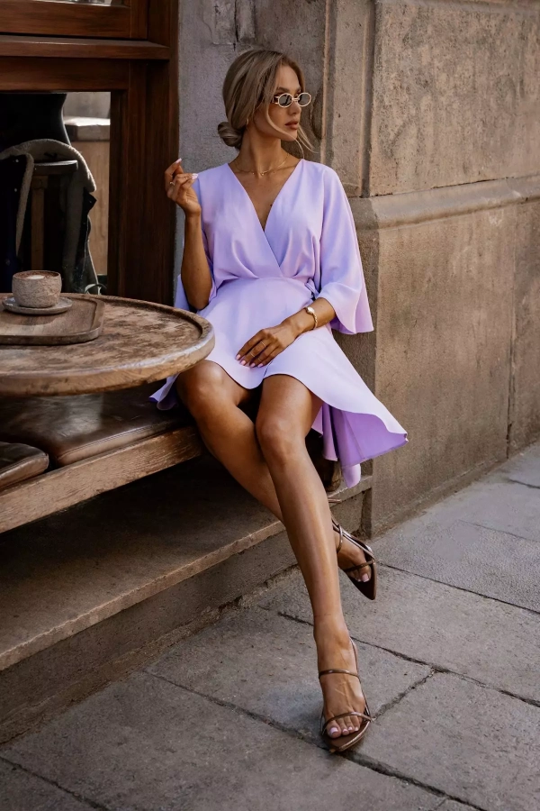 Koktajlowa sukienka mini z motylkowymi rękawami