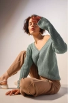 damski sweter z dekoltem w serek w kolorze zielonym.webp