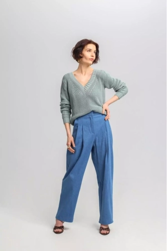 damski sweter z dekoltem w serek w kolorze zielonym.webp