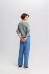 sweter damski z dekoltem w serek w jasnym odcieniu zieleni.webp