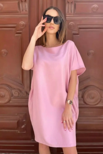 zielona sukienka o luźnym kroju.webp