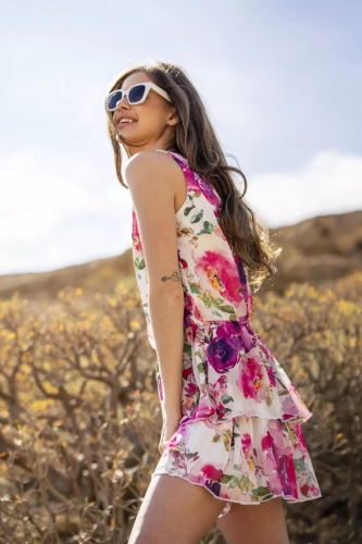 sukienka w kwiaty na wesele z falbankami.webp