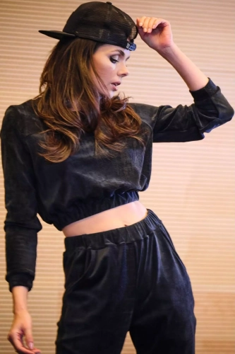 modna bluza z weluru.webp