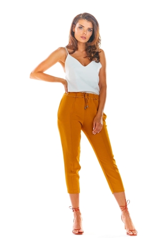 karmelowe spodnie cygaretki na jesień.jpeg