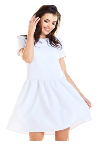 dziewczęca sukienka w kolorze białym.webp