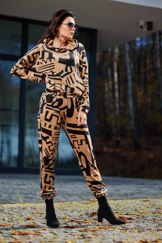 nowoczesny komplet dresowy welurowy.webp