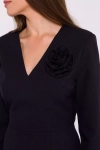 klasyczna sukienka midi z eleganckim kwiatem.webp
