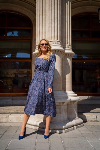 niebieska sukienka w azteckie wzory.webp