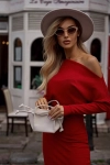 modna sukienka z odkrytym ramieniem.webp
