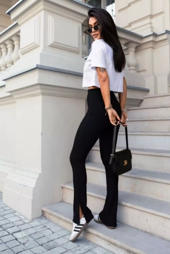 modne spodnie z rozszerzanymi nogawkami.webp